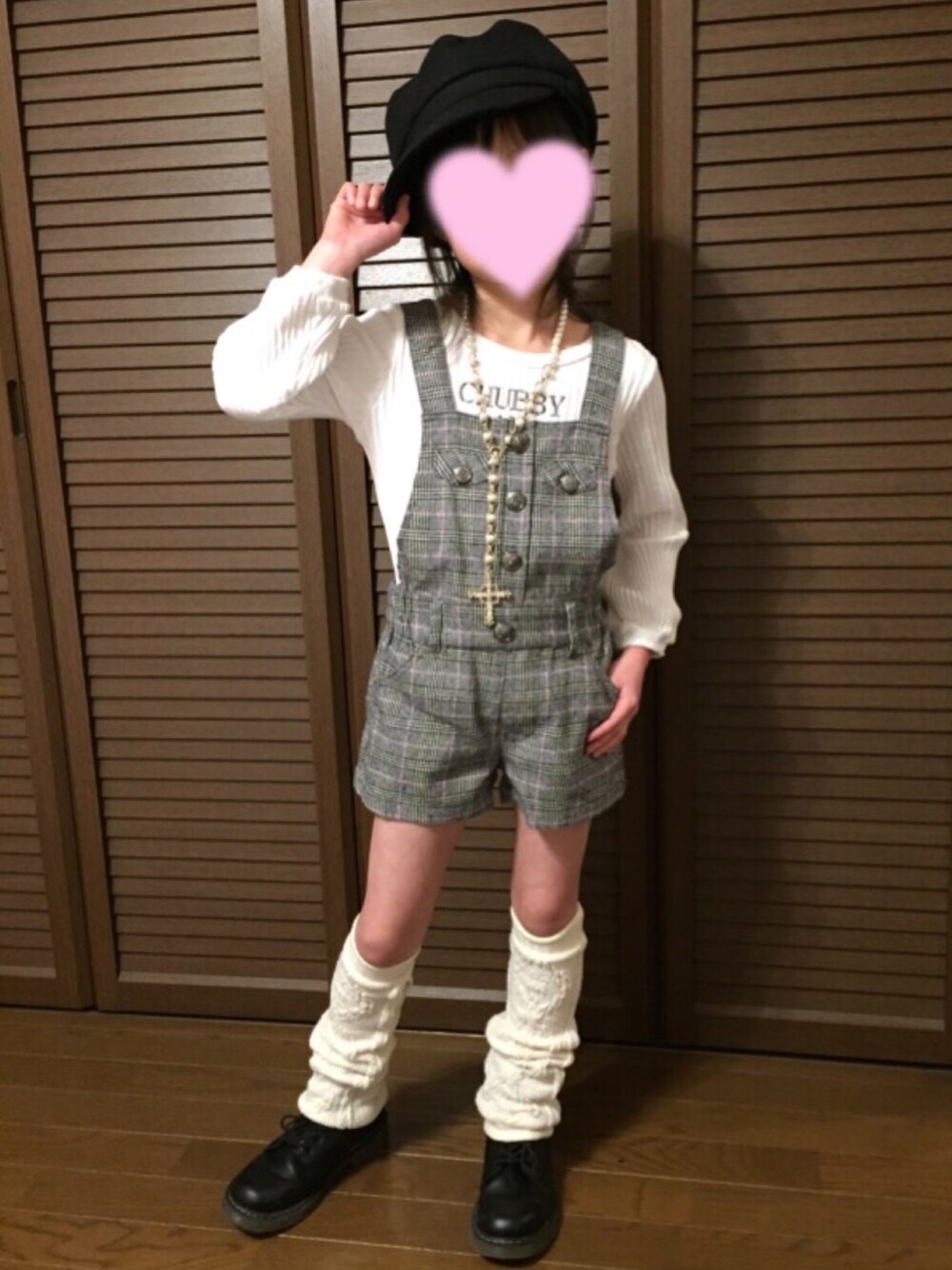 「キッズファッション、キッズコーデ、プチプラ、サロペット、キャスケット、カウチン、女の子コーデ」｜「CHUBBYGANGのビショップスリーブTシャツ（Tシャツ/カットソー、ホワイト系）」を使った、kurukanaさん（キッズ・120cm）の冬コーディネートの1枚目の写真