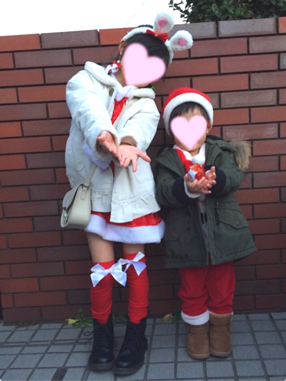 「クリスマス、サンタクロース、サンタコス、キッズコーデ、キッズファッション」｜「ツリーの前で🎄のアイテム（その他、その他）」を使った、kurukanaさん（キッズ・120cm）の冬コーディネートの1枚目の写真
