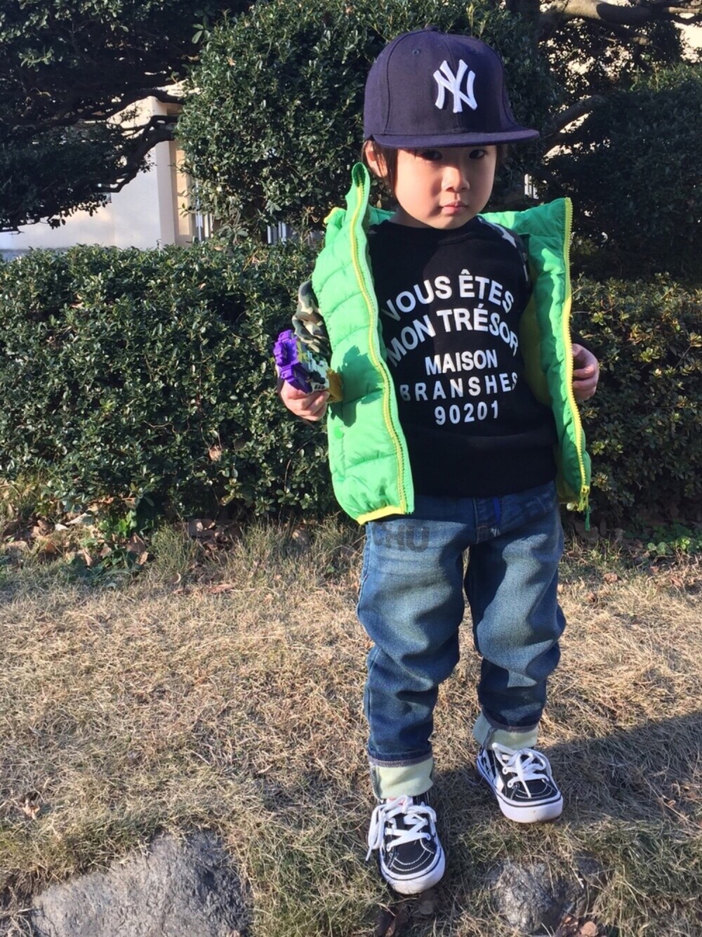 「カモフラ、デニムパンツ、デニム、キッズファッション、キャップ、ダウンベスト」｜「BRANSHESの迷彩切り替えロゴトレーナー（スウェット、ブラック系）」を使った、kurukanaさん（キッズ・90cm）の冬コーディネートの1枚目の写真
