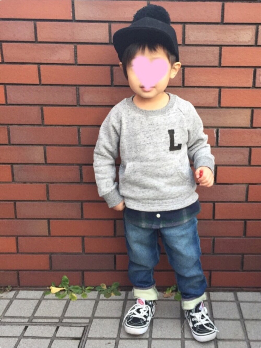 「レイヤード、デニム、デニムパンツ、ポンポン帽子、キャップ、ポンポンキャップ、キッズコーデ、キッズファッション、男の子コーデ」｜「petit mainのボンボン付きキャップ（キャップ、ブラック系）」を使った、kurukanaさん（キッズ・90cm）の冬コーディネートの1枚目の写真
