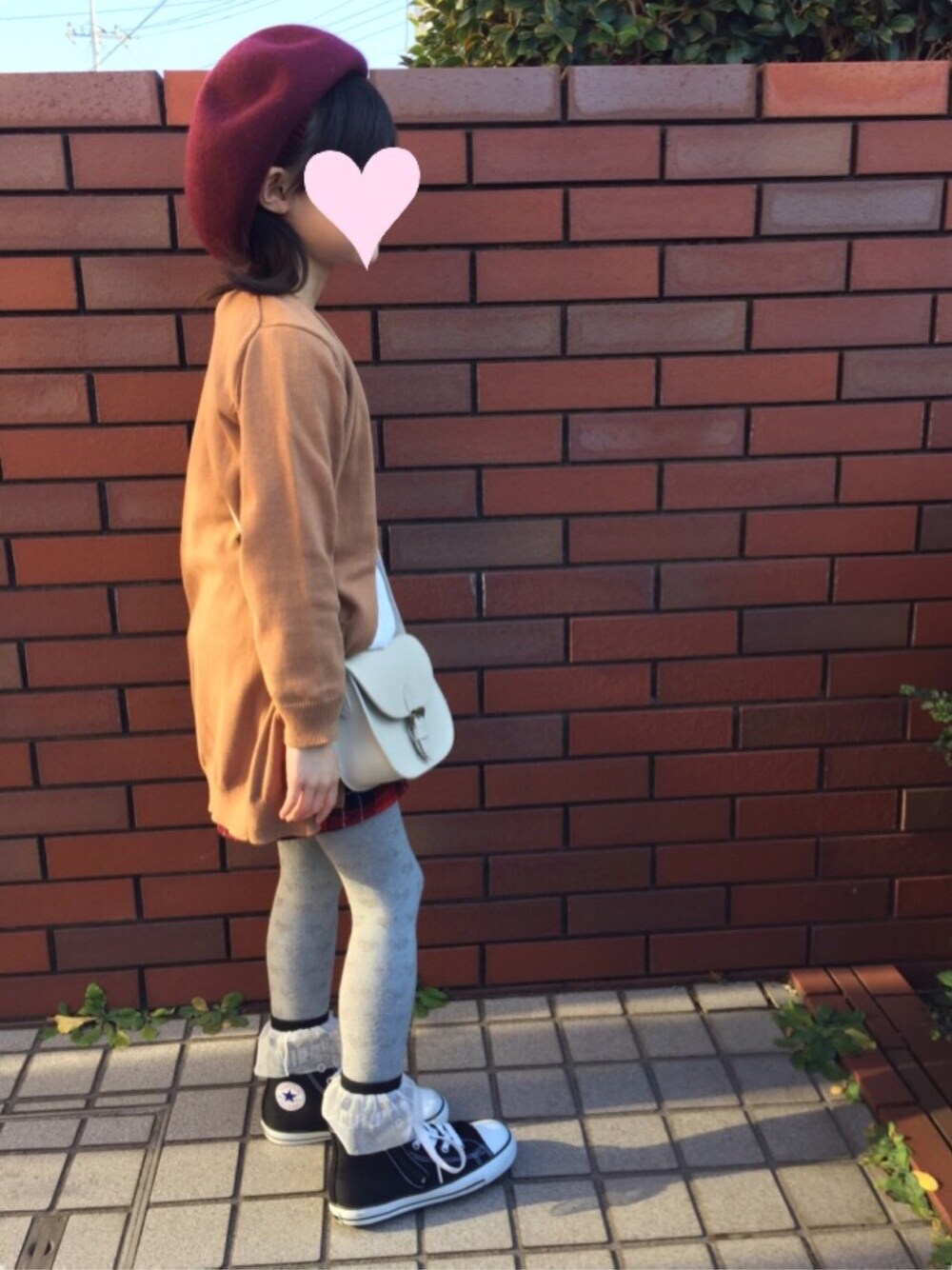 「ロングカーディガン、チェックパンツ、コンバース、ベレー帽、キッズコーデ、キッズファッション、女の子コーデ、キャメル」｜「GLOBAL WORKの【キッズ】フェルトベレー/731019（キャップ、レッド系）」を使った、kurukanaさん（キッズ・120cm）の冬コーディネートの1枚目の写真
