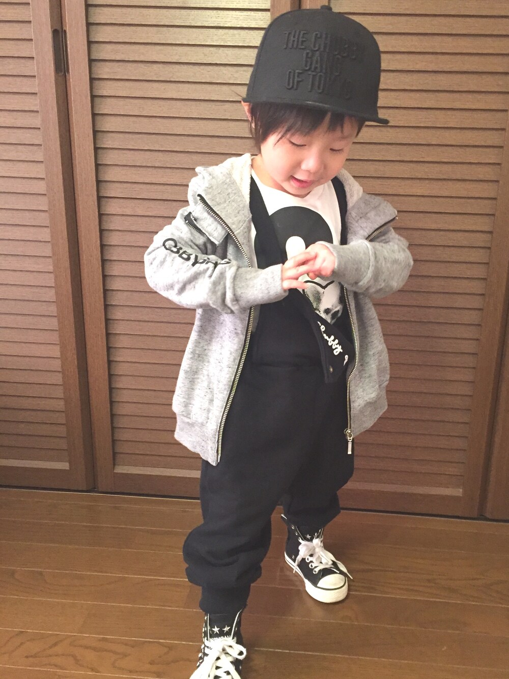 「オーバーオール、サロペット、キャップ、ニューエラ、チャビーギャング、chubbygang」｜「CHUBBYGANGのNEWERAコラボデザインキャップ（ハット、ブラック系）」を使った、kurukanaさん（キッズ・90cm）の冬コーディネートの1枚目の写真