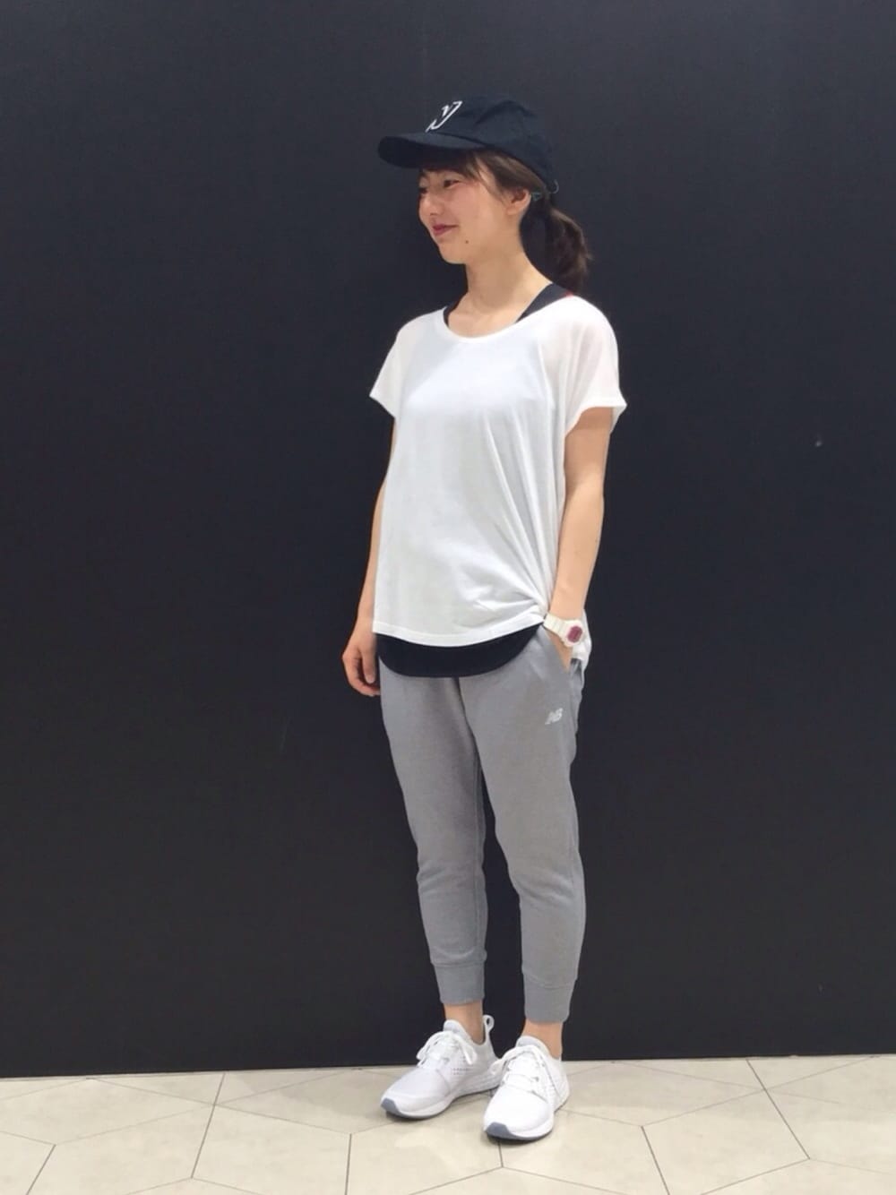 「シンプル、キャップ、New Balance、Tシャツ、ニューバランス、モノトーン、クロップドパンツ、ランニングシューズ、白Tシャツ、アスレジャー」｜「NEW BALANCEのコットンTシャツ（Tシャツ/カットソー、ホワイト系）」を使った、NEWBALANCEODAIBAさん（レディース・155cm）の春コーディネートの1枚目の写真