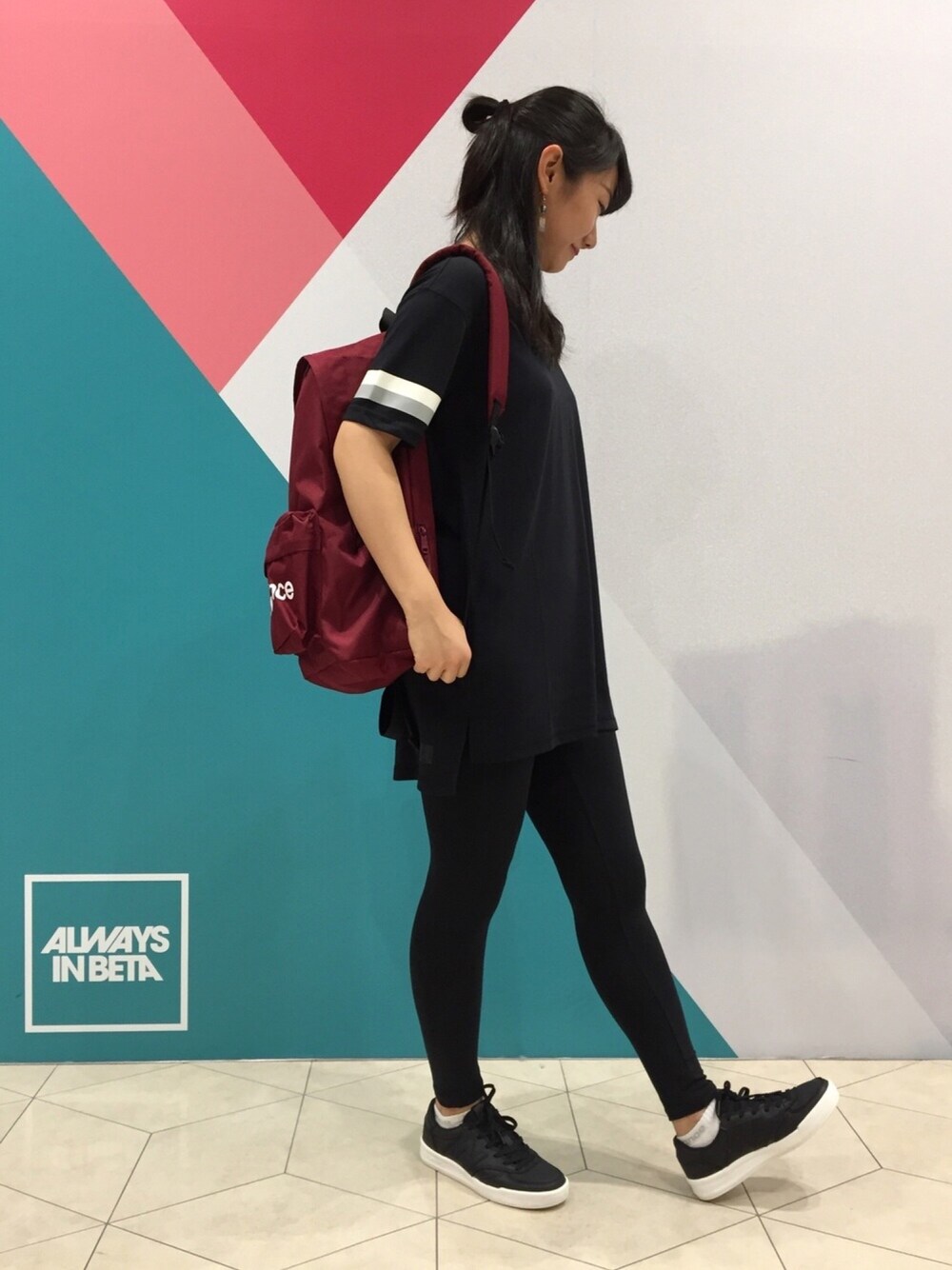 「スニーカー、シンプル、ブラック、リュック、New Balance、ストリート、オールブラック、タイツ、楽チンコーデ、NBスタイル」｜「NEW BALANCEのアイテム（Tシャツ/カットソー、ブラック系）」を使った、NEWBALANCEODAIBAさん（レディース・160cm）の夏コーディネートの1枚目の写真