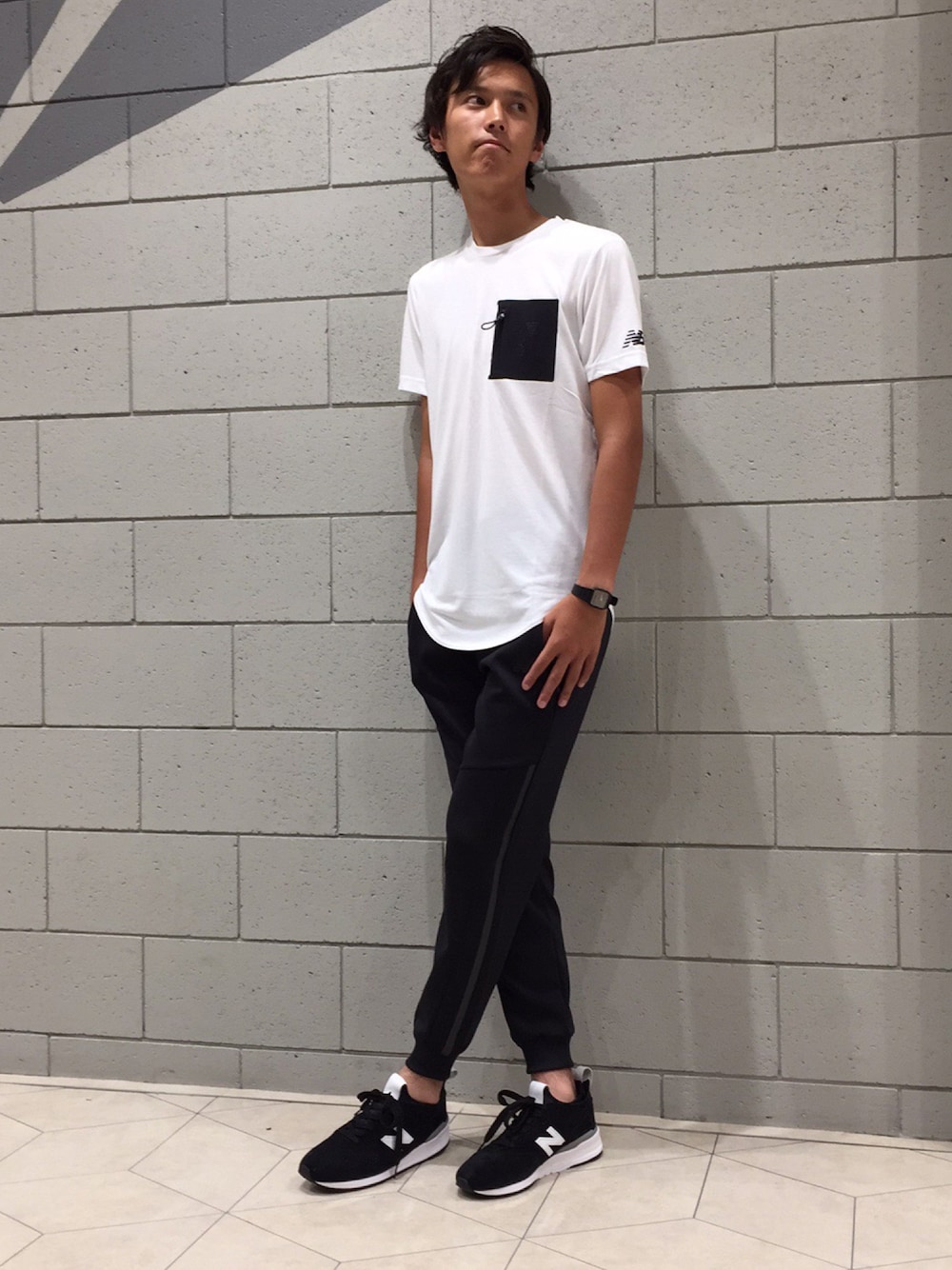 「スニーカー、シンプル、ブラック、ホワイト、夏、Tシャツ、ニューバランス、モノトーン、スポーツミックス、ポケットＴシャツ」｜「NEW BALANCEの247スポーツポケットT（Tシャツ/カットソー、ホワイト系）」を使った、NEWBALANCEODAIBAさん（メンズ・182cm）の夏コーディネートの1枚目の写真