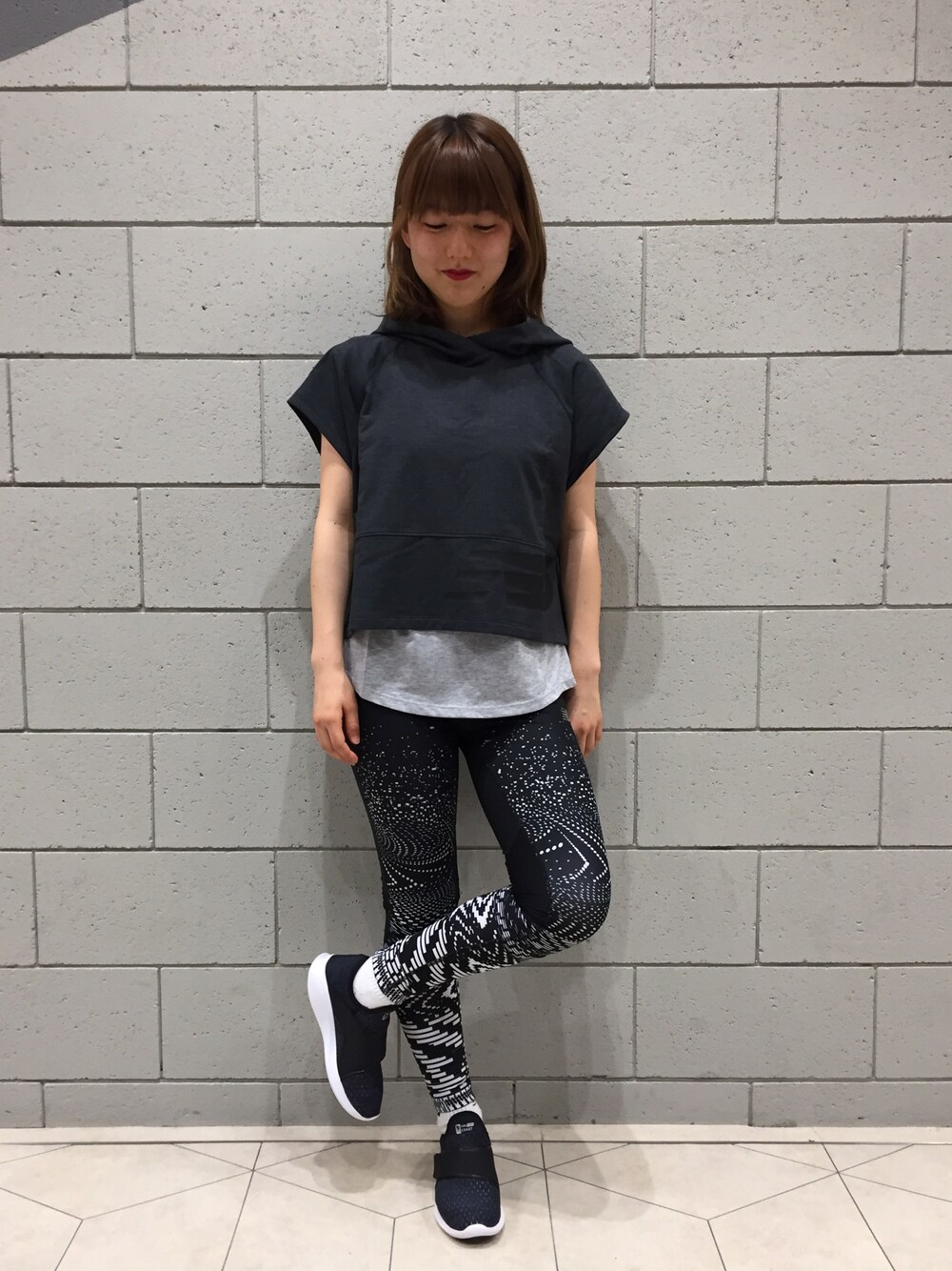 「柄、ブラック、夏、ニューバランス、プルオーバー、タイツ、モノトーン、スポーツミックス、スリッポン、NBスタイル」｜「NEW BALANCEのクロップフーディー（パーカー、ブラック系）」を使った、NEWBALANCEODAIBAさん（レディース・155cm）の夏コーディネートの1枚目の写真