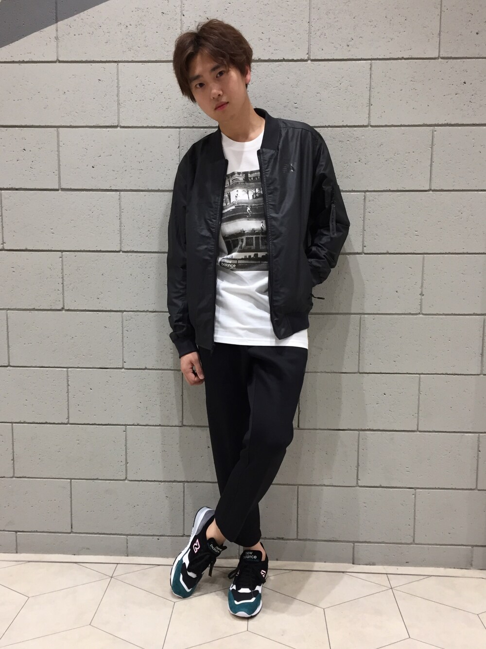 「スニーカー、カジュアル、MA-1、New Balance、ニューバランス、黒、モノトーン、大人カジュアル、白Tシャツ、NBスタイル」｜「NEW BALANCEの247スポーツボンバー（トップス、ブラック系）」を使った、NEWBALANCEODAIBAさん（メンズ・173cm）の夏コーディネートの1枚目の写真