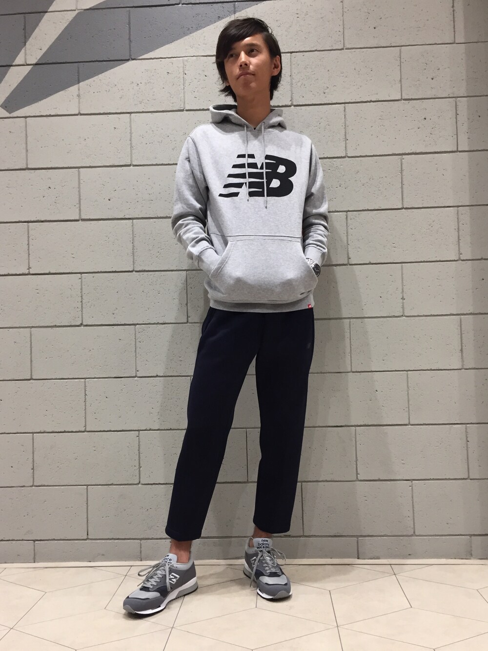 「スニーカー、カジュアル、パーカー、ニューバランス、休日スタイル、ロゴスウェット、クロップドパンツ、シンプルコーデ、秋コーデ、NBスタイル」｜「NEW BALANCEのエッセンシャルプルオーバーフーディ（パーカー、グレー系）」を使った、NEWBALANCEODAIBAさん（メンズ・182cm）の秋コーディネートの1枚目の写真