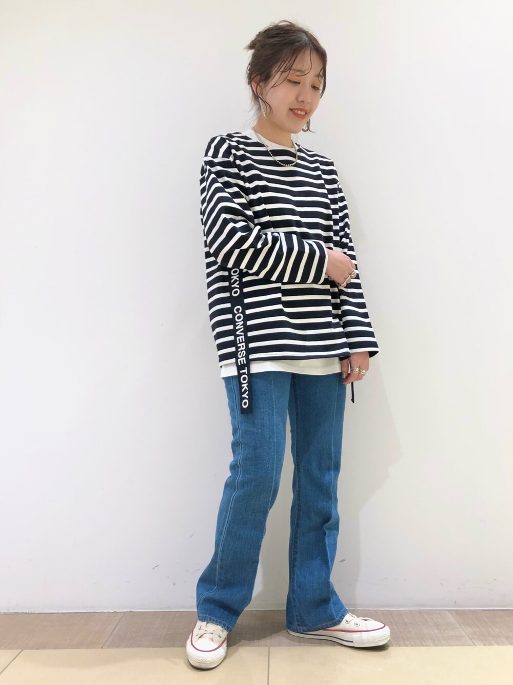 「ボーダー、ボーダートップス、デニムパンツ、カジュアル、スニーカーコーデ、春、シンプル、コンバース、コンバーストウキョウ、CONVERSE TOKYO」｜「CONVERSE TOKYOのボーダー×テープスウェット（スウェット、ブラック系）」を使った、SANAさん（レディース・153cm）の冬コーディネートの1枚目の写真