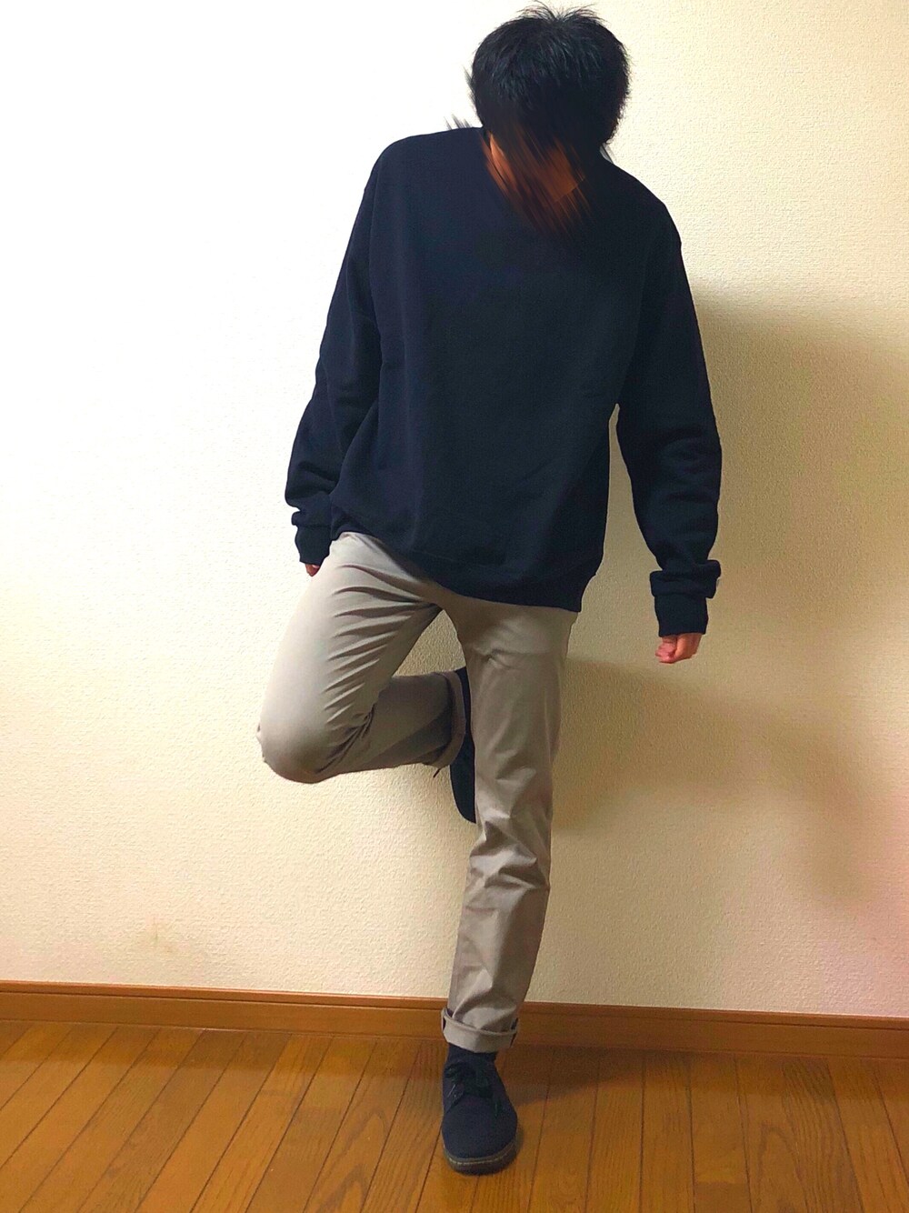 「肌ウーノ、おしゃれさんと繋がりたい、シンプル、きれいめカジュアル、ビッグシルエット、チノパン、スウェット、黒、黒スニーカー、いいね、save、フォローお願いします🤑」｜「Championの【champion】 チャンピオン ライト裏起毛PO クルーネックスウェット（スウェット、ブラック系）」を使った、きぬっちさん（メンズ・170cm）の春コーディネートの1枚目の写真