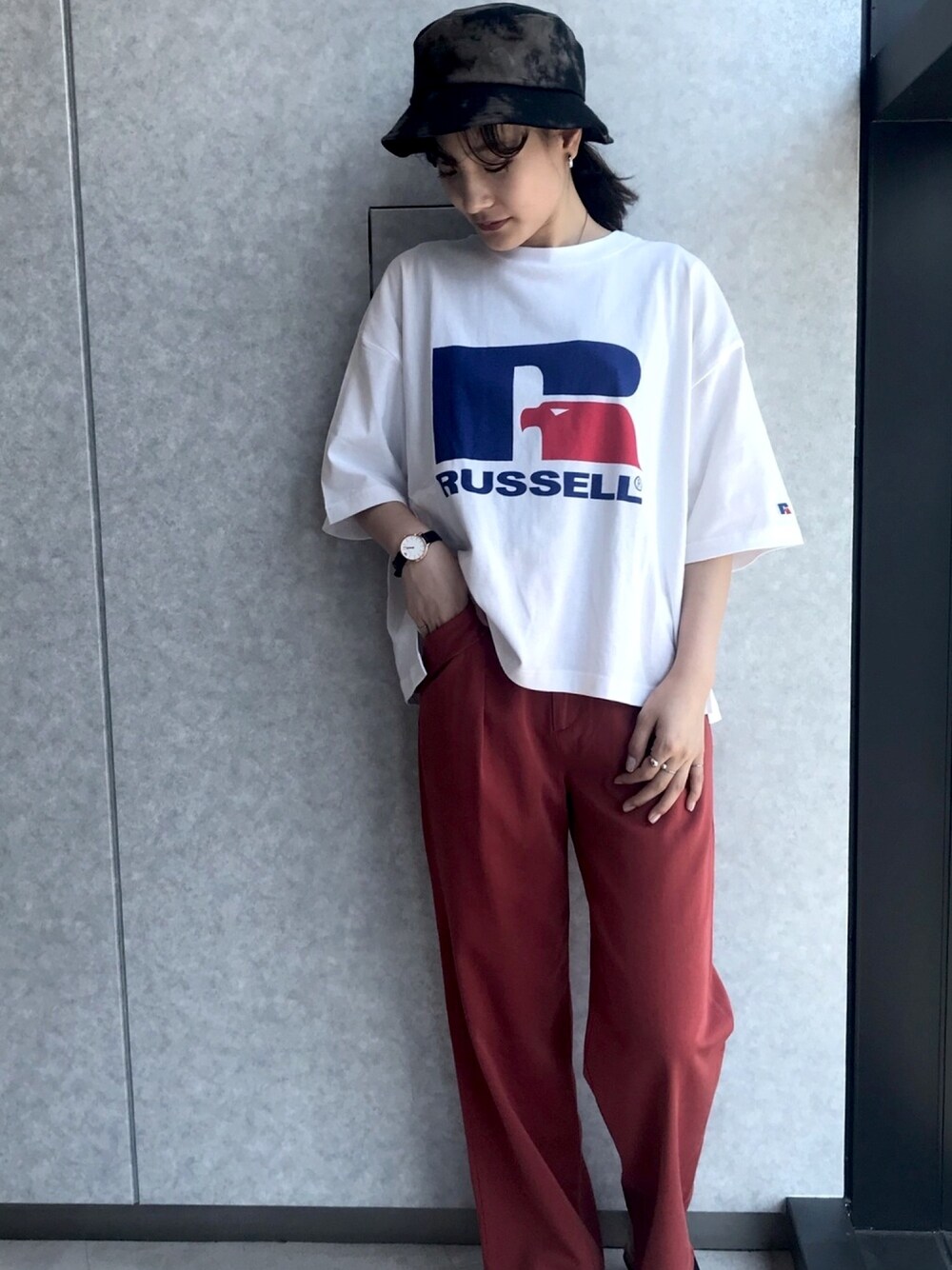 「オトナカジュアル、シンプル、ラッセルアスレチック、RUSSELL ATHLETIC、Tシャツ、カラーパンツ、白Tシャツ、リラックススタイル、バケットハット、タイダイ柄」｜「cepoのアイテム（トップス、ホワイト系）」を使った、はたなおさん（レディース・158cm）の夏コーディネートの1枚目の写真