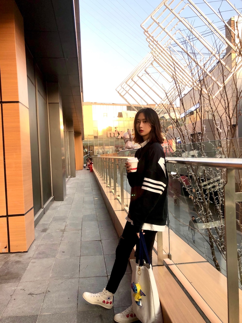 「ootd」｜「adidasのアイテム（パーカー、ブラック系）」を使った、Irreal_さん（レディース・170cm）の秋コーディネートの1枚目の写真