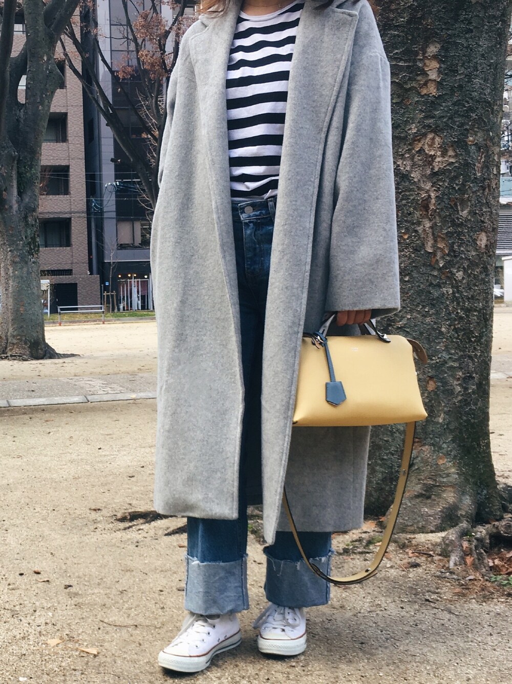 「シンプルコーデ、カジュアル、オトナ女子、スニーカー、ModeRobe、converse、コンバース、FENDI、フェンディ、デニム」｜「無印良品のアイテム（Tシャツ/カットソー、ホワイト系）」を使った、moderobe_EMIさん（レディース・159cm）の冬コーディネートの1枚目の写真