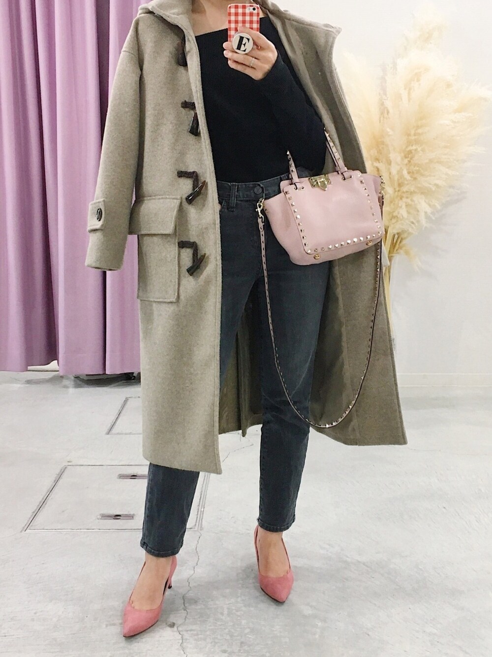 「シンプルコーデ、大人コーデ、大人カジュアル、オトナカジュアル、ModeRobe、valentino、SAPPUN、休日スタイル、ダッフルコート、春コーデ」｜「MODE ROBEのダッフルコート（ダッフルコート、ブラウン系）」を使った、moderobe_EMIさん（レディース・159cm）の冬コーディネートの1枚目の写真