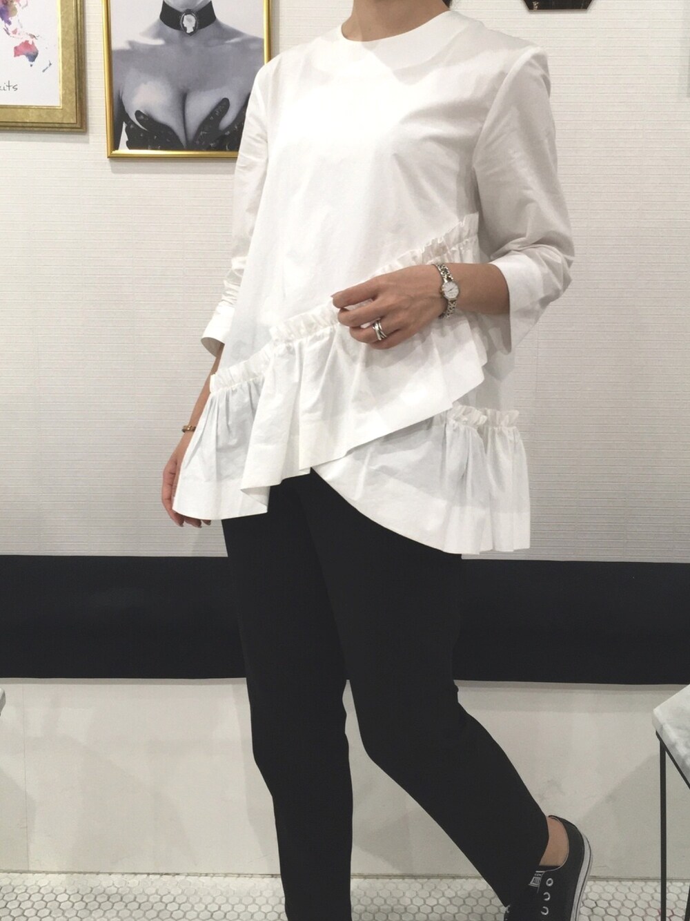 ホワイト系のTシャツ/カットソー、ブラック系のその他パンツを着用したレディースの春コーディネートの1枚目の写真