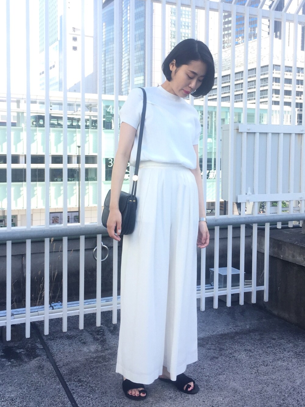 「休日スタイル、パンツスタイル、シンプル、summer、オールホワイト、ワイドパンツ、サマーニット、モノトーン」｜「GUCCIのアイテム（ショルダーバッグ、ブルー系）」を使った、SAKUYAさん（レディース・171cm）の夏コーディネートの1枚目の写真
