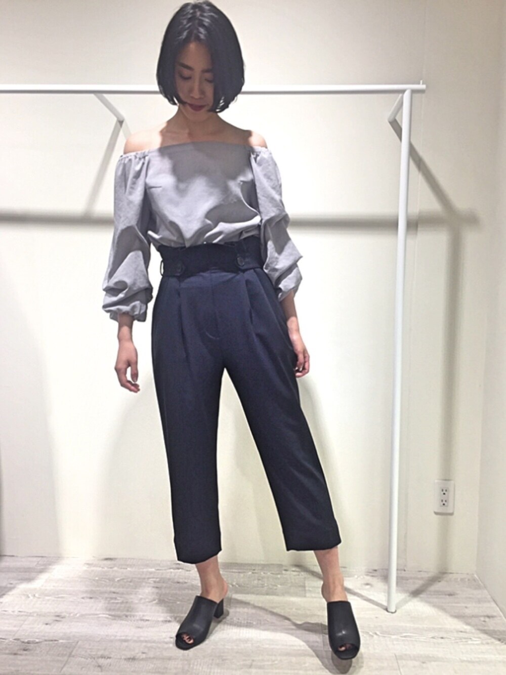 「パンツスタイル、シンプル、summer、モノトーン、オフショル、グレー」｜「PEGGY LANAのWaist Button Tuck PT（その他パンツ、ブルー系）」を使った、SAKUYAさん（レディース・171cm）の夏コーディネートの1枚目の写真