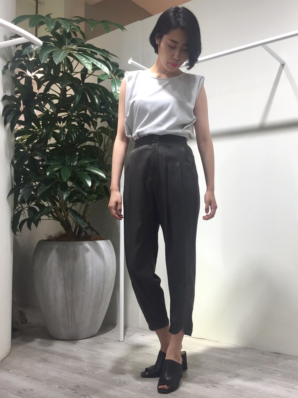 「シンプルコーデ、summer、パワーショルダー、パンツスタイル、ベーシック、PEGGYLANA」｜「PEGGY LANAのアイテム（Tシャツ/カットソー、グレー系）」を使った、SAKUYAさん（レディース・171cm）の夏コーディネートの1枚目の写真
