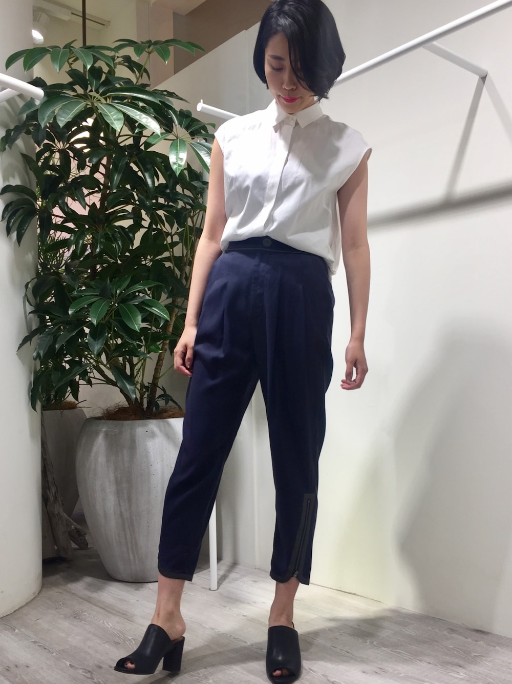 「シンプル、サンダル、PEGGYLANA、パンツスタイル、シャツスタイル」｜「PEGGY LANAのBack Ribbon SH（シャツ/ブラウス、ホワイト系）」を使った、SAKUYAさん（レディース・171cm）の夏コーディネートの1枚目の写真
