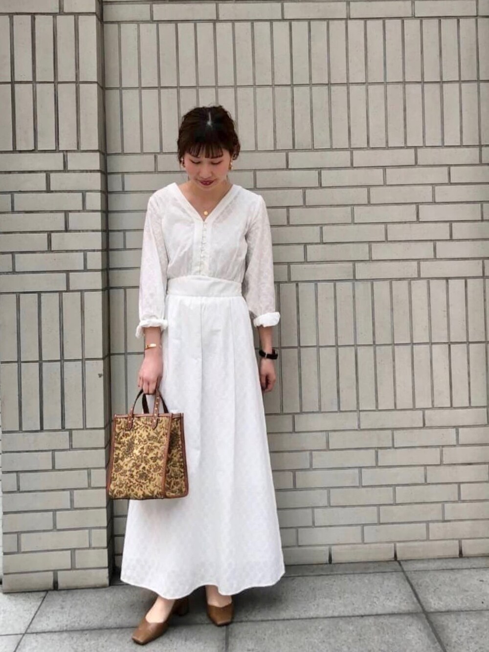 「Techichi classic、刺繍ワンピース、白ワンピース、綿100％、ワンピース、大人コーデ」｜「Te chichi CLASSICの綿ローン刺繍ロングワンピース（ワンピース、ホワイト系）」を使った、ayakaさん（レディース・156cm）の春コーディネートの1枚目の写真