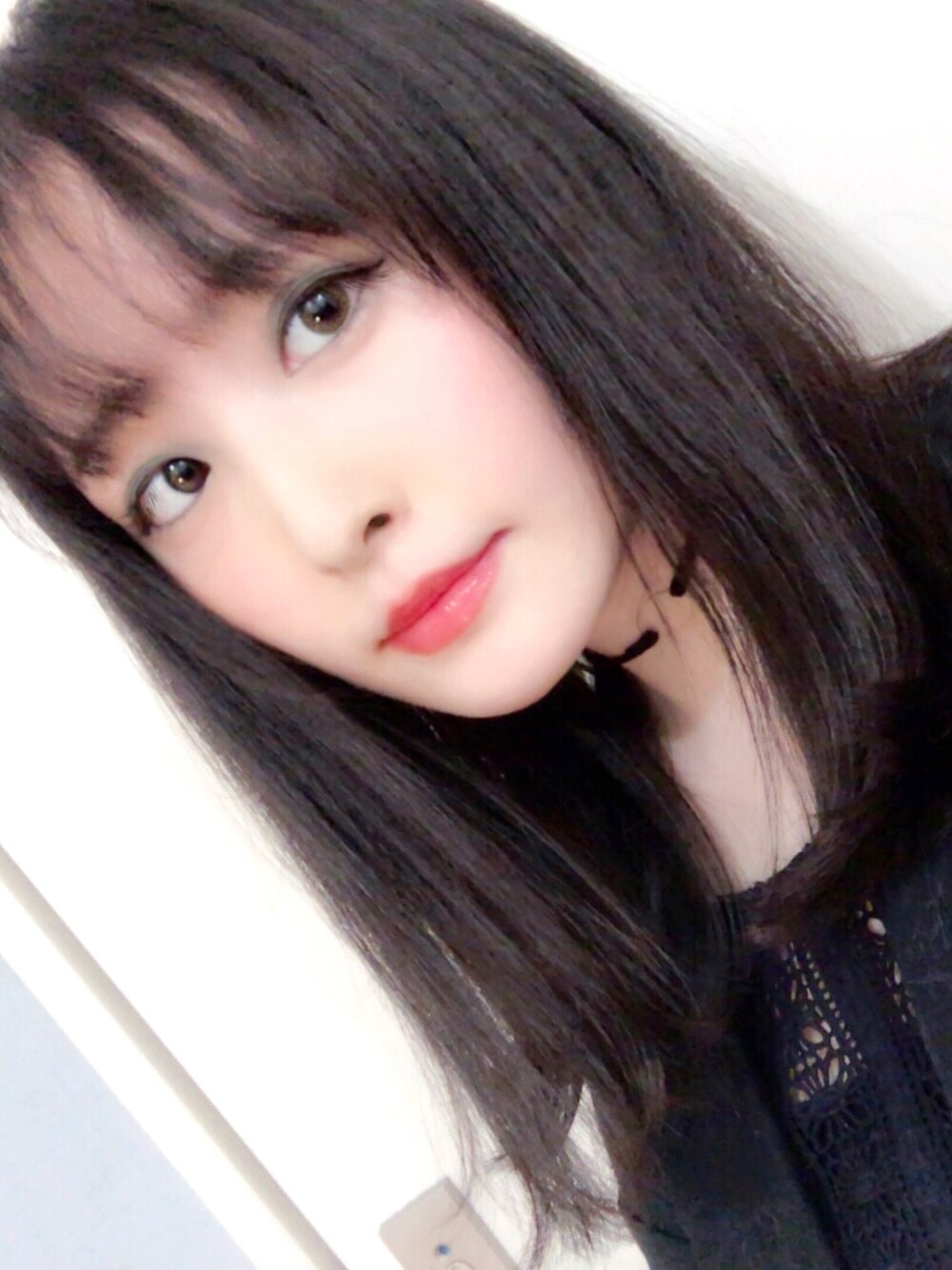 ブラック系のテーラードジャケット、ブラック系のワンピース、ブルー系のファンデーションを着用したレディースの秋コーディネートの1枚目の写真