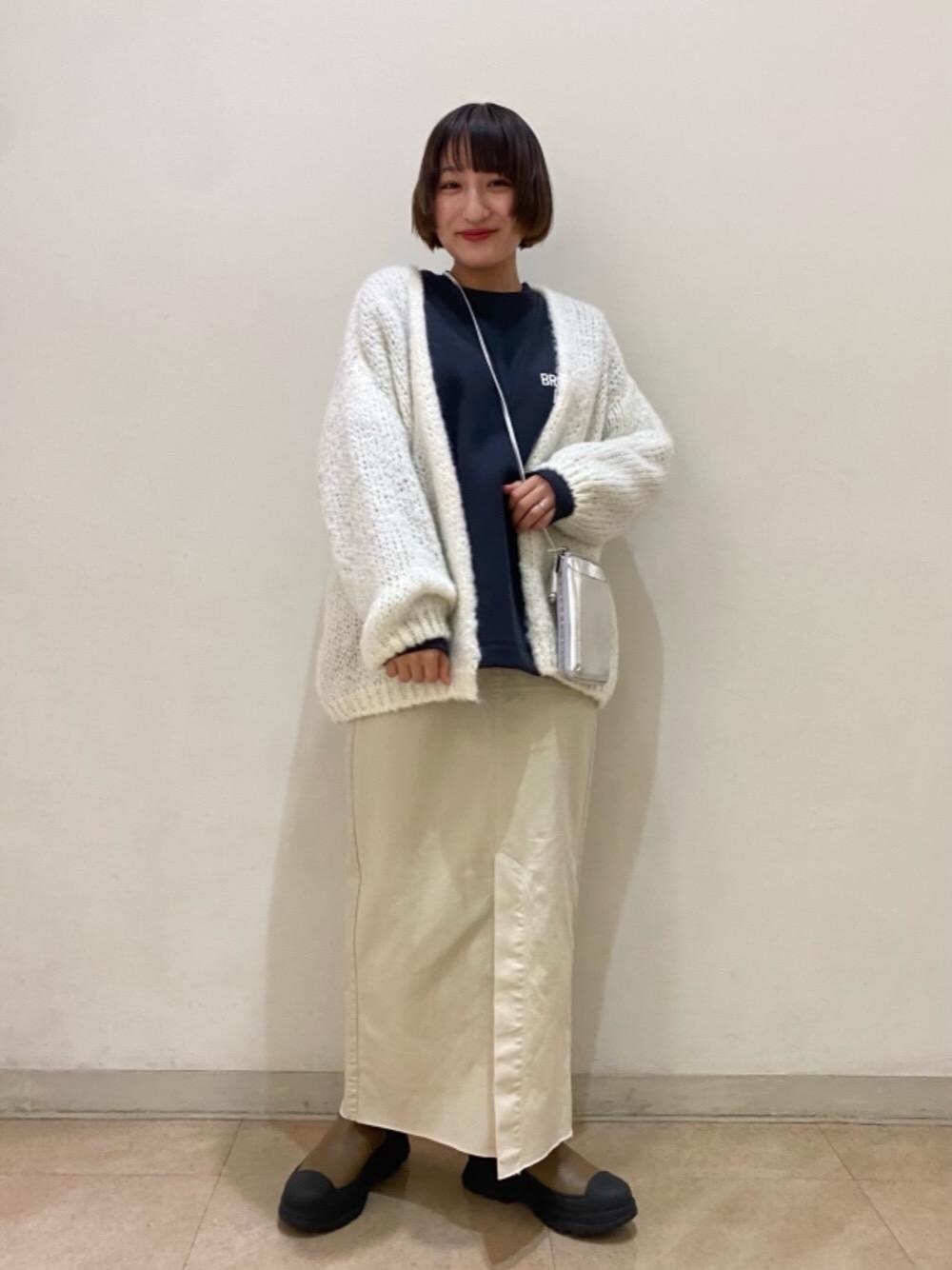 「カーディガン、トレンド、スカート、ストリート、フェミニン、ニット/セーター」｜「BEAUTY&YOUTH UNITED ARROWSのBY∴ レザージップスリムウォレットショルダー（ポーチ、シルバー系）」を使った、misato kurataさん（レディース・150cm）の冬コーディネートの1枚目の写真