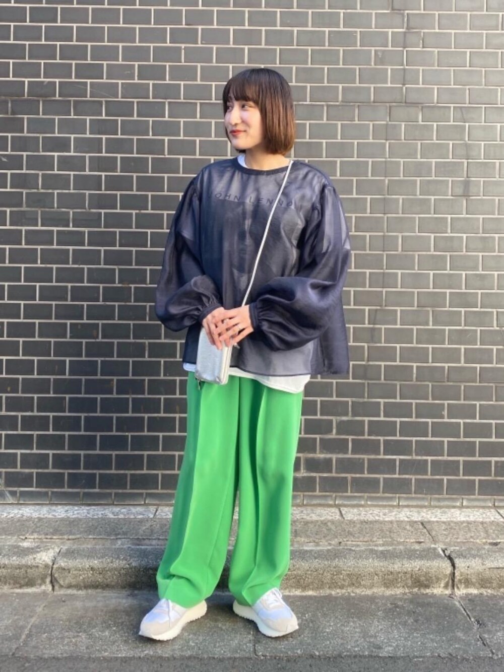 「スニーカー、トレンド、シューズ、シャツ/ブラウス、Tシャツ/カットソー、RECOMMEND  ITEM STYLING、👟バッグ、SPRING SHIRTS STYLE、ぱんつ」｜「BEAUTY&YOUTH UNITED ARROWSのBY∴ レザージップスリムウォレットショルダー（ポーチ、シルバー系）」を使った、misato kurataさん（レディース・150cm）の冬コーディネートの1枚目の写真