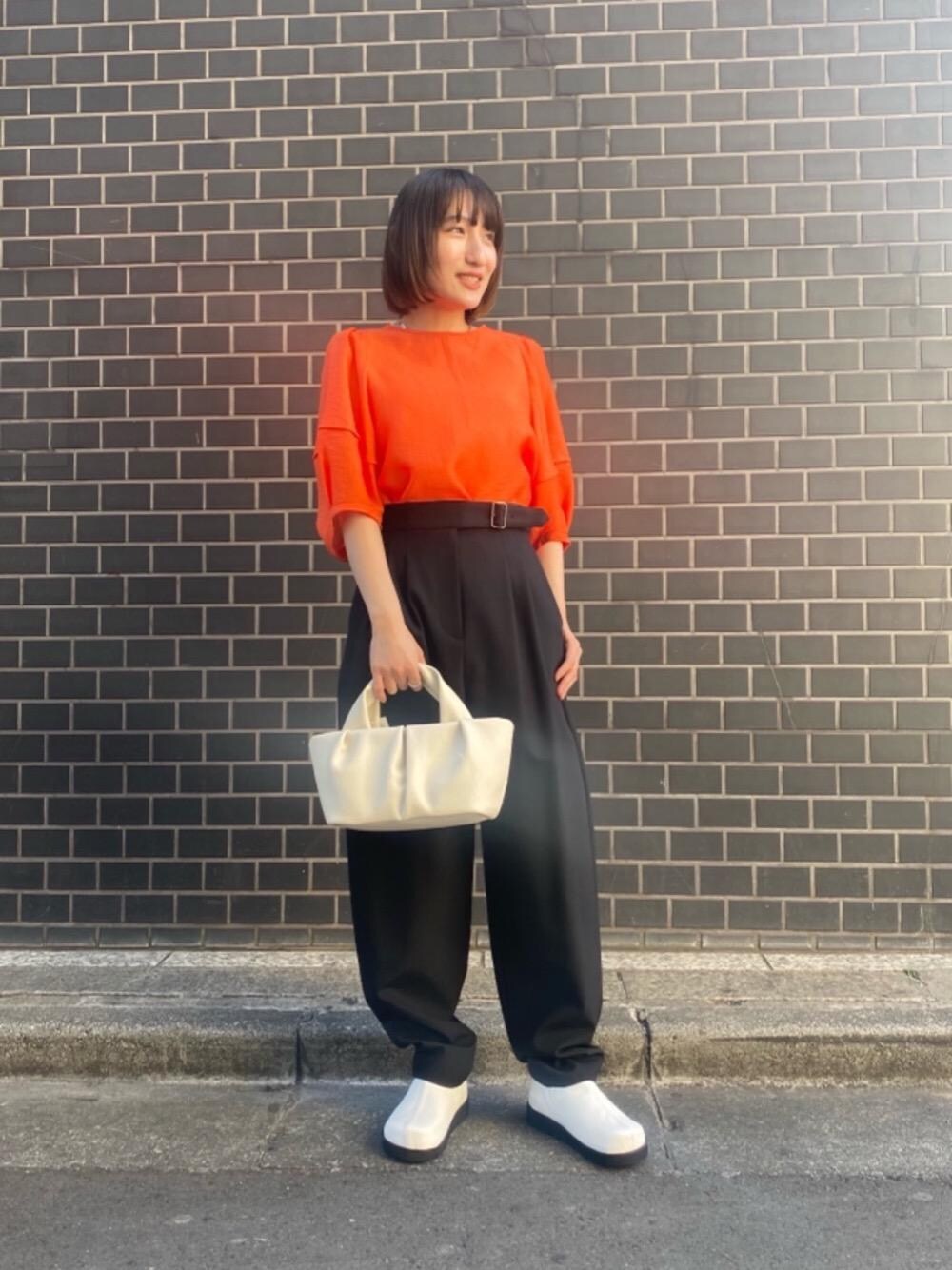 「シューズ、フェミニン、シャツ/ブラウス、Tシャツ/カットソー、RECOMMEND  ITEM STYLING、👟バッグ、ぱんつ」｜「BEAUTY&YOUTH UNITED ARROWSのBY ソフトギャザーボート ショルダートートバッグ -2WAY- ∴（トートバッグ、ホワイト系）」を使った、misato kurataさん（レディース・150cm）の冬コーディネートの1枚目の写真