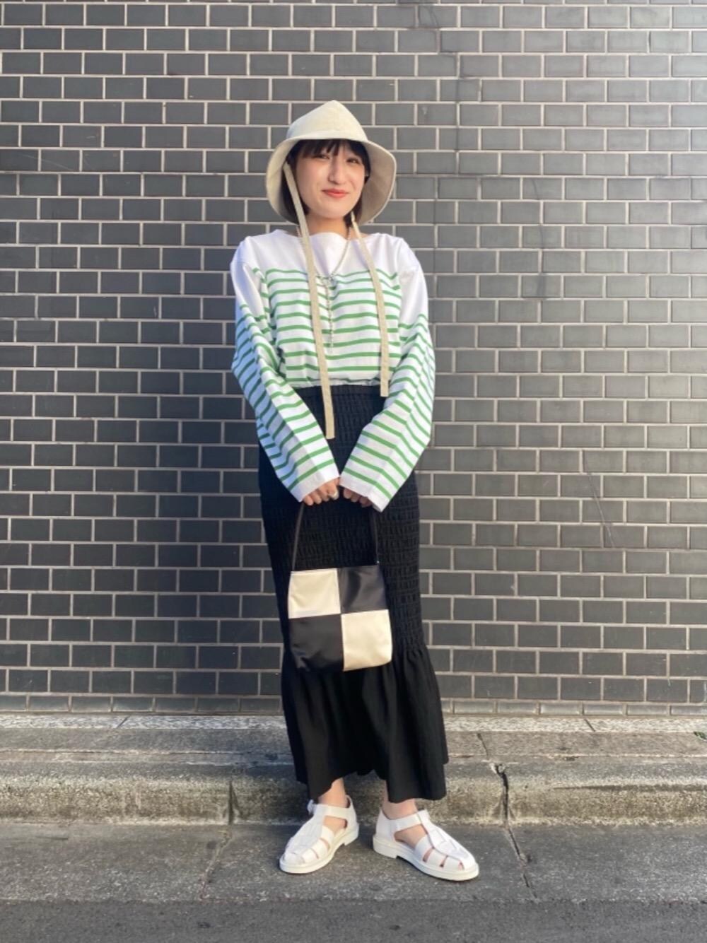 「トレンド、スカート、シューズ、フェミニン、Tシャツ/カットソー、RECOMMEND  ITEM STYLING、👟バッグ、ハット/キャップ」｜「PHILIPPE AUDIBERTの【別注】＜PHILIPPE AUDIBERT（フィリップオーディベール）＞ボールチェーンロングネックレス ∴（ネックレス、シルバー系）」を使った、misato kurataさん（レディース・150cm）の冬コーディネートの1枚目の写真