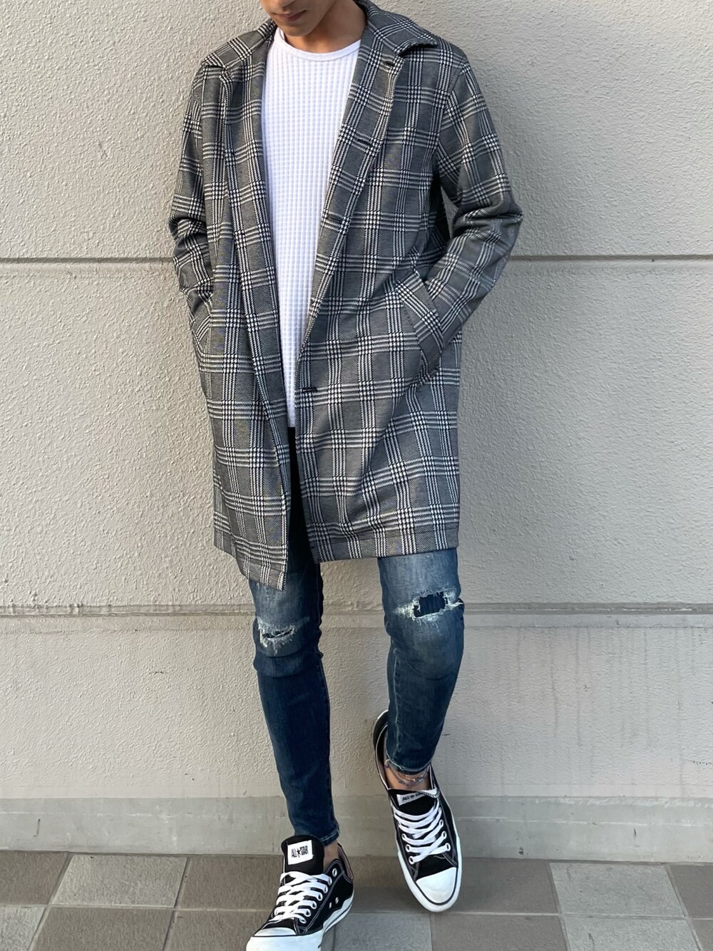 「AZUL by moussy、ショップコート、スプリングコート、グレンチェック、チェック柄、ダメージデニムパンツ、デニム、スキニーデニム、大人カジュアル、シンプル」｜「AZUL by moussyのGLEN CHECK SHOP COAT/グレンチェックショップコート（ステンカラーコート、グレー系）」を使った、しぶさん（メンズ・170cm）の冬コーディネートの1枚目の写真