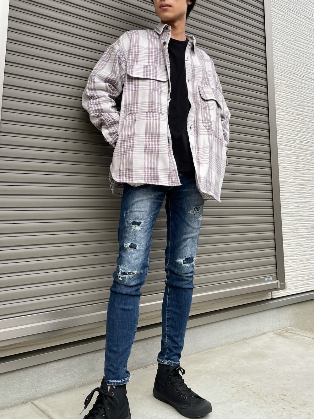 「AZUL by moussy、ジャケット、チェック、チェックシャツ、デニム、スキニーデニム、ダメージデニムパンツ、カジュアル、大人カジュアル」｜「AZUL by moussyのCHECK SHIRT JACKET/チェックシャツジャケット（カバーオール、パープル系）」を使った、しぶさん（メンズ・170cm）の春コーディネートの1枚目の写真
