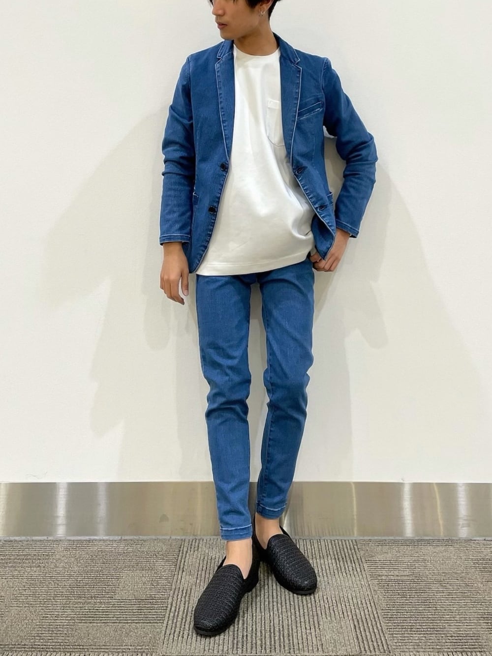 「AZUL by moussy、セットアップ、デニム、テーラードジャケット、ストレッチパンツ、きれいめカジュアル、キレイめ、オフィスカジュアル、スリッポン」｜「AZUL by moussyのSTRETCH DENIM PANTS/ストレッチデニムパンツ（その他パンツ、ブルー系）」を使った、しぶさん（メンズ・170cm）の春コーディネートの1枚目の写真