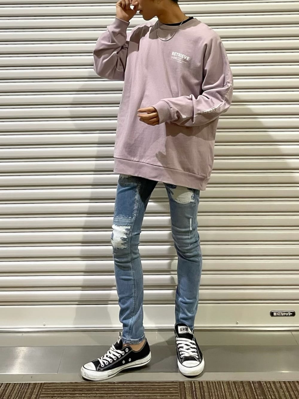 「カラーコーデ、春コーデ、ダメージデニムパンツ、スキニーデニム、ロゴT、ビッグシルエット、ストリート、スポーツミックス、大人カジュアル、くすみカラー」｜「AZUL by moussyのRETRIEVE PULLOVER/リトリーブプルオーバー（スウェット、パープル系）」を使った、しぶさん（メンズ・170cm）の春コーディネートの1枚目の写真