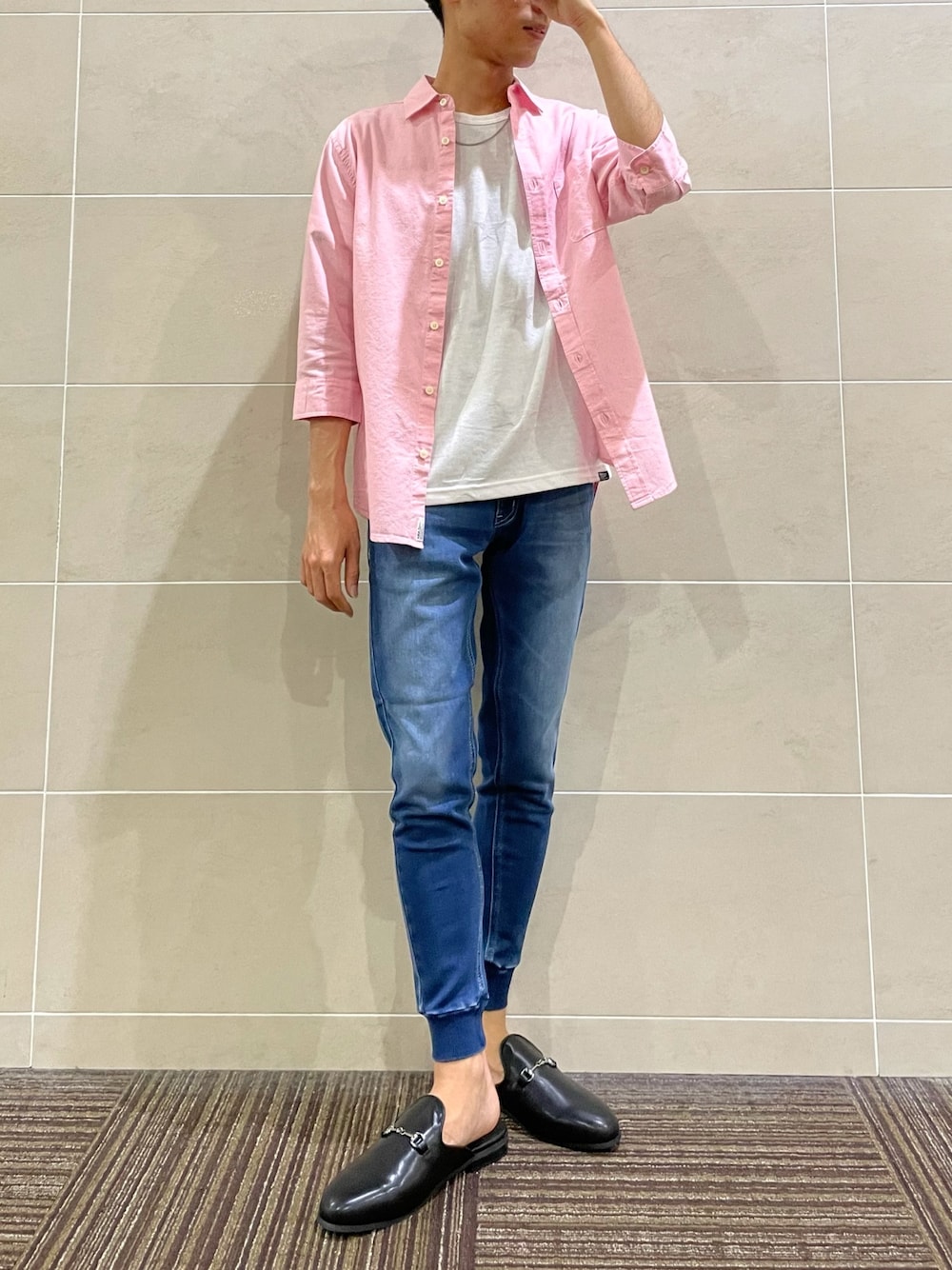 「シャツスタイル、ピンクシャツ、リネンシャツ、ジョガーパンツ、デニムパンツ、大人カジュアル、きれいめカジュアル、七分袖、AZUL by moussy」｜「AZUL by moussyのLINEN 3/4 SLEEVE SHIRT/リネン3/4スリーブシャツ（シャツ/ブラウス、ピンク系）」を使った、しぶさん（メンズ・170cm）の春コーディネートの1枚目の写真