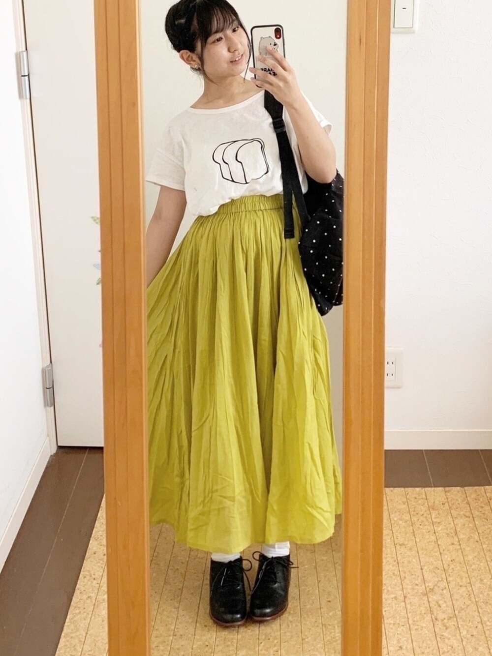 「Tシャツ、白Tシャツ、スカート、EASTPAK、Samansa Mos2、Samansa Mos2 blue、TSUHARU by Samansa Mos2 、おうちファッション、白コーデ、シンプル」｜「Samansa Mos2 blueのボイルギャザースカート（スカート、イエロー系）」を使った、やさい🥑さん（レディース・155cm）の春コーディネートの1枚目の写真
