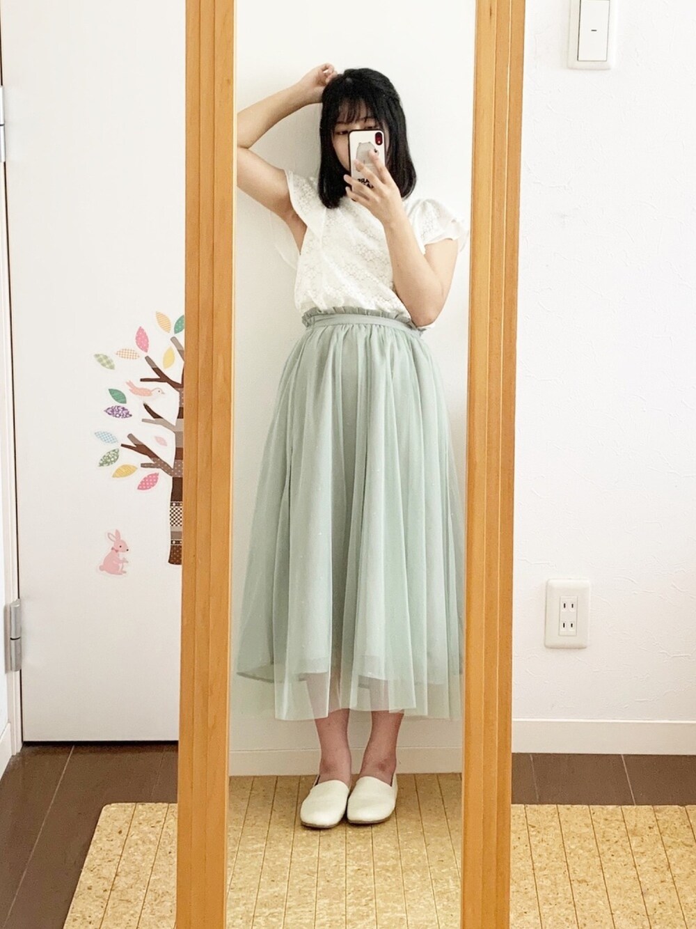 「春夏コーデ、ラフ、休日コーデ、リラックススタイル、おうちファッション、部屋撮り、MAJESTIC LEGON、今日のコーデ、シンプル、チュールスカート」｜「MAJESTIC LEGONのレースハイネックブラウス（シャツ/ブラウス、ホワイト系）」を使った、やさい🥑さん（レディース・155cm）の春コーディネートの1枚目の写真