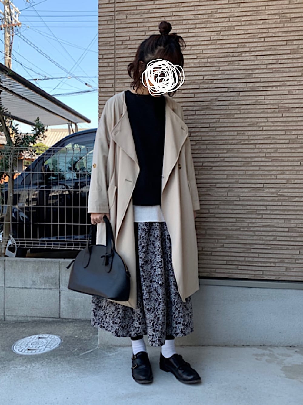「春コーデ、ブラック×ベージュ、花柄」｜「KOBE LETTUCEの【WEARISTA田中亜希子さん×KOBE LETTUCEコラボ】ボーダー柄or無地　ヘビーウェイトカットソーボートネックロンTプルオーバー（Tシャツ/カットソー、ブラック系）」を使った、machikoさん（レディース・155cm）の春コーディネートの1枚目の写真