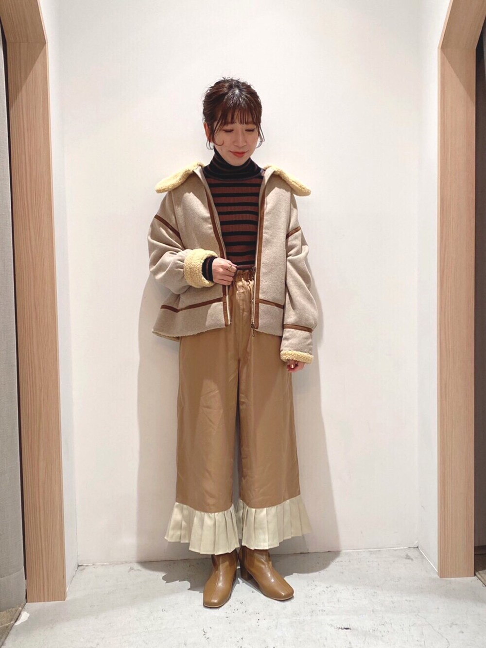 「オトナカジュアル、きれいめカジュアル、冬コーデ、今日のコーデ、ブラウン、パンツスタイル、poudoudou、レイヤードスタイル、ootd、楽チンコーデ」｜「POU DOU DOUの配色パイピングB3ジャケット（ブルゾン、ホワイト系）」を使った、tsujiさん（レディース・153cm）の冬コーディネートの1枚目の写真