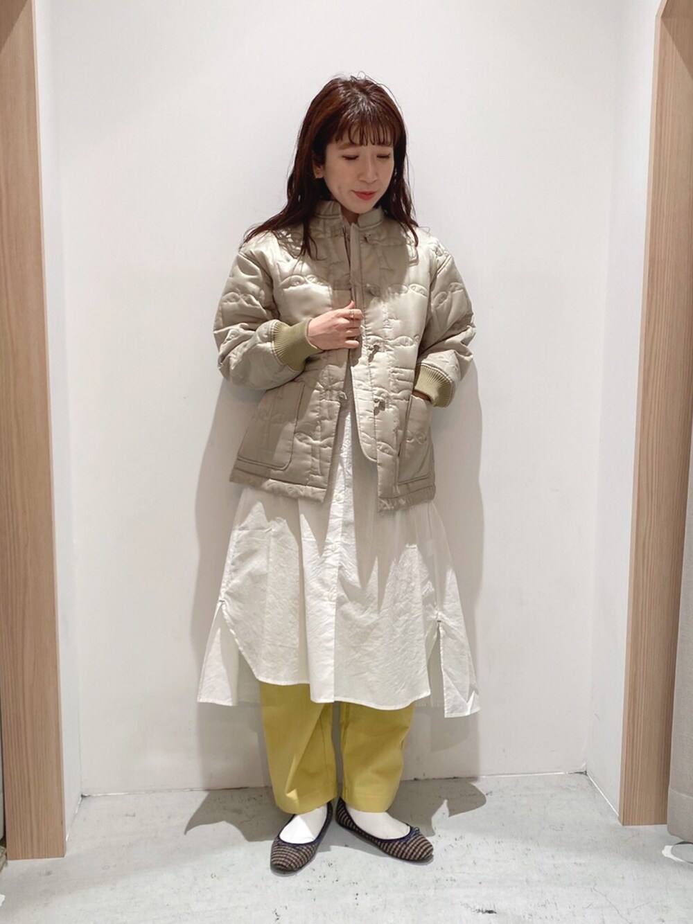 「大人カジュアル、ホワイトコーデ、カジュアル、ワンピース、パンツスタイル、ootd、休日スタイル、poudoudou、冬コーデ、カジュアルコーデ」｜「POU DOU DOUのキルティングチャイナボタンブルゾン（ブルゾン、ベージュ系）」を使った、tsujiさん（レディース・153cm）の冬コーディネートの1枚目の写真
