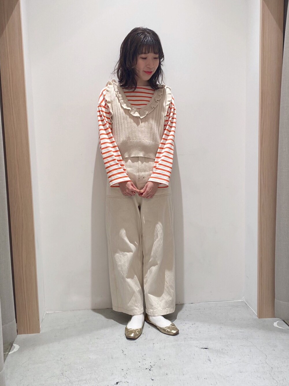 「ゆるコーデ、オトナ女子、はるコーデ、ootd、今日のコーデ、きれいめカジュアル、春ニット、ホワイトコーデ、poudoudou、春コーデ」｜「POU DOU DOUのボーダーボートネックトップス（Tシャツ/カットソー、オレンジ系）」を使った、tsujiさん（レディース・153cm）の冬コーディネートの1枚目の写真