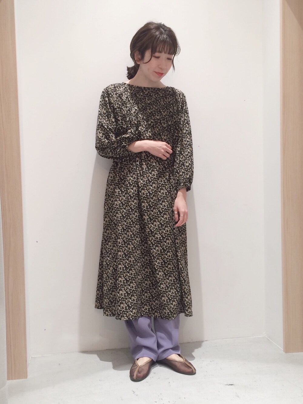「春コーデ、きれいめカジュアル、ゆるコーデ、オトナカジュアル、大人女子、レイヤードスタイル、花柄、ワンピース、poudoudou、大人コーデ」｜「POU DOU DOUのシャーリングワンピース（ワンピース、ブラック系）」を使った、tsujiさん（レディース・153cm）の春コーディネートの1枚目の写真