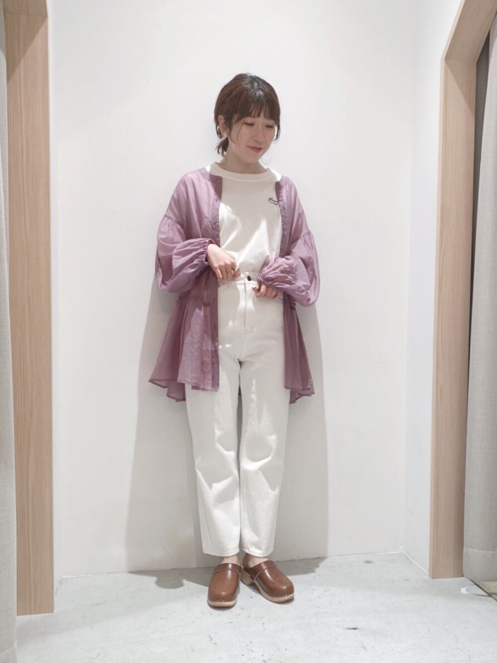 「春コーデ、オトナ女子、カジュアルコーデ、きれいめカジュアル、ピンク、カジュアル、ワントーンコーデ、poudoudou、オトナカジュアル、シースルー」｜「POU DOU DOUのシアーティアードチュニックブラウス（シャツ/ブラウス、パープル系）」を使った、tsujiさん（レディース・153cm）の春コーディネートの1枚目の写真
