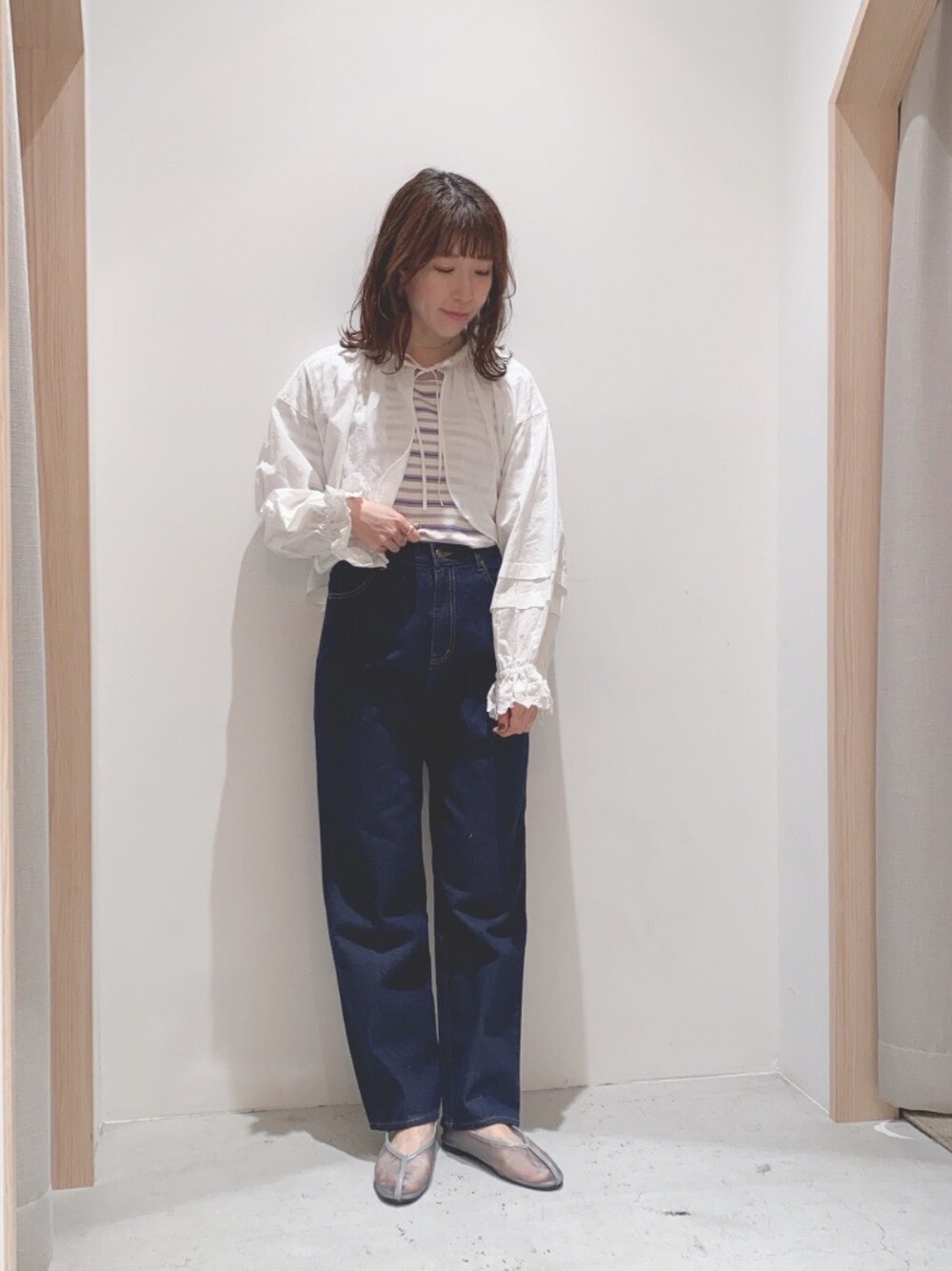 「大人カジュアル、デニムパンツ、春コーデ、春、ブラウス、カジュアル、カジュアルコーデ、オトナカジュアル、オトナ女子、poudoudou」｜「POU DOU DOUのボレロブラウス（シャツ/ブラウス、ホワイト系）」を使った、tsujiさん（レディース・153cm）の春コーディネートの1枚目の写真
