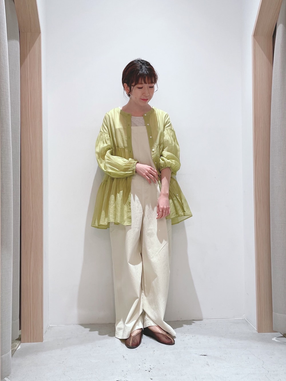 「きれいめカジュアル、オトナ女子、オーバーオール、シアーシャツ、サロペット、春コーデ、pou dou dou、大人コーデ、カジュアル、ootd」｜「POU DOU DOUのシアーティアードチュニックブラウス（シャツ/ブラウス、イエロー系）」を使った、tsujiさん（レディース・153cm）の春コーディネートの1枚目の写真