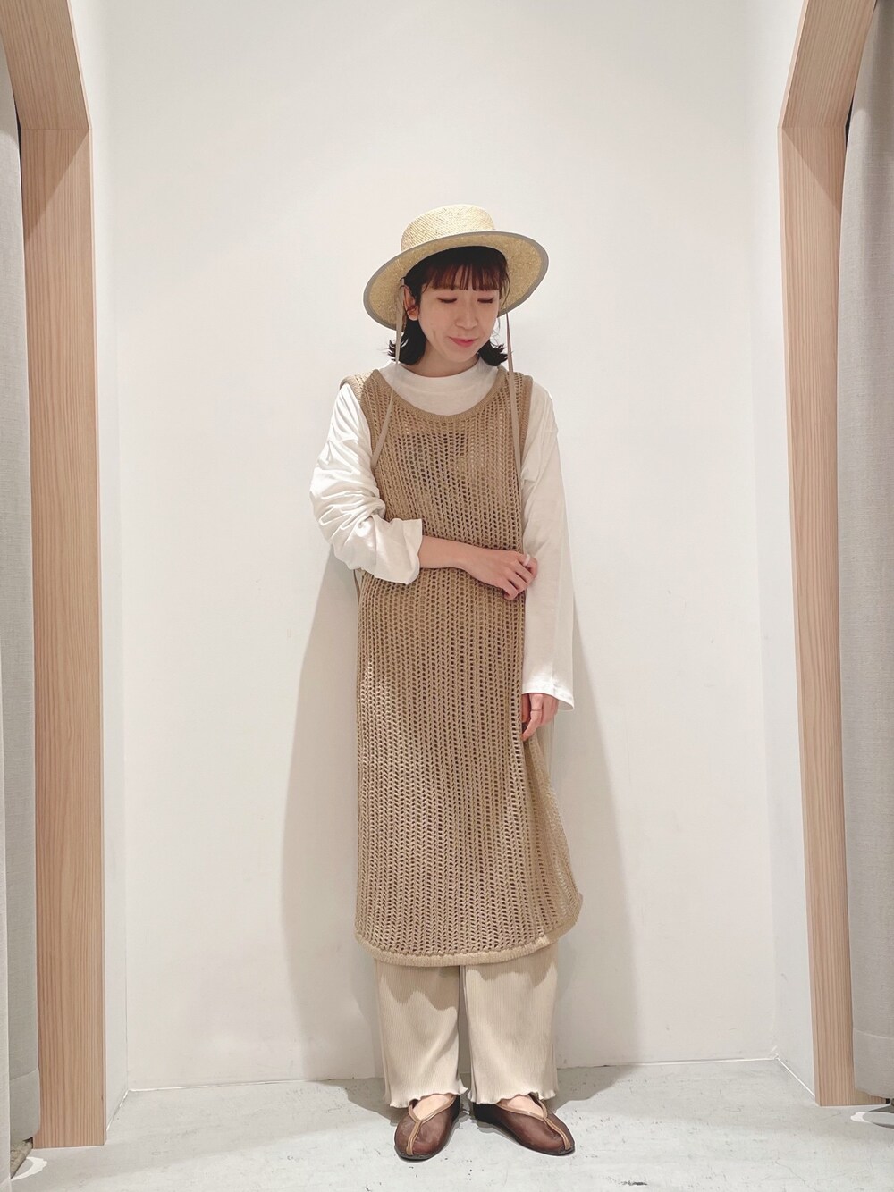 「シンプルコーデ、カジュアル、大人カジュアル、ベージュ、淡色コーデ、プリーツパンツ、Tシャツ、pou dou dou、春コーデ、メッシュワンピ」｜「POU DOU DOUのロングリボンペーパー織りカンカン帽（ハット、ベージュ系）」を使った、tsujiさん（レディース・153cm）の春コーディネートの1枚目の写真
