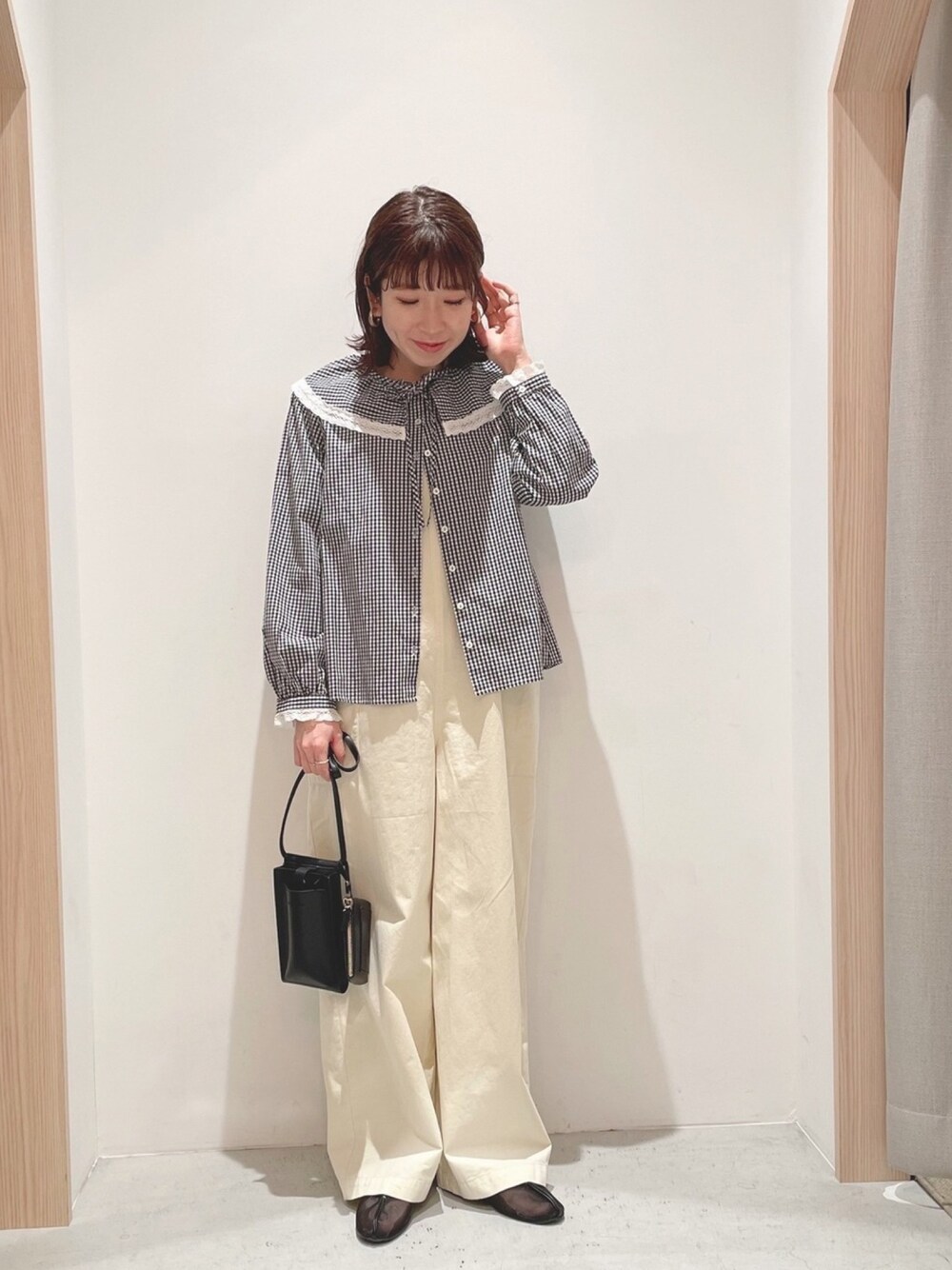 「シンプルコーデ、春コーデ、大人コーデ、ゆるコーデ、ギンガムチェック、オーバーオール、サロペット、チャイナシューズ、pou dou dou、カジュアルコーデ」｜「POU DOU DOUのラッフルカラーブラウス（シャツ/ブラウス、ブラック系）」を使った、tsujiさん（レディース・153cm）の春コーディネートの1枚目の写真