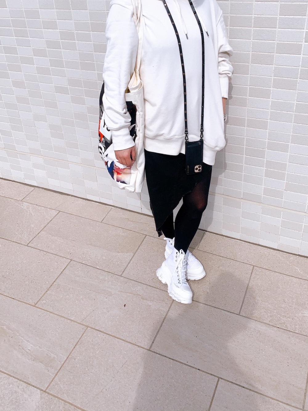 「大人カジュアル」｜「UNIQLOのアイテム（パーカー、ホワイト系）」を使った、nya1210mさん（レディース・153cm）の冬コーディネートの1枚目の写真