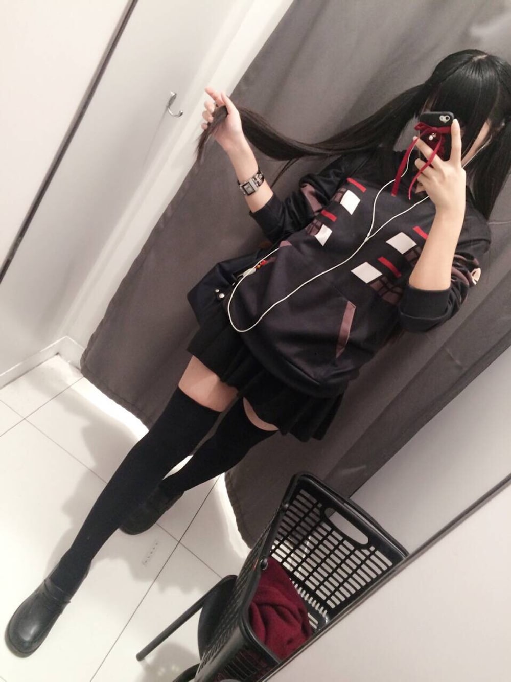 「agnes b.のアイテム（ショルダーバッグ、ブラック系）」を使った、Yukoooooo:oさん（レディース・158cm）の春コーディネートの1枚目の写真