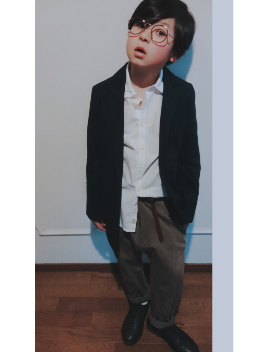 「kids、キッズファッション、チェスターコート、シンプル、シャツスタイル、シンプルコーデ、男の子、めがね」｜「SCOTCH & SODAのアイテム（シャツ/ブラウス、ホワイト系）」を使った、あきさん（キッズ・136cm）の冬コーディネートの1枚目の写真