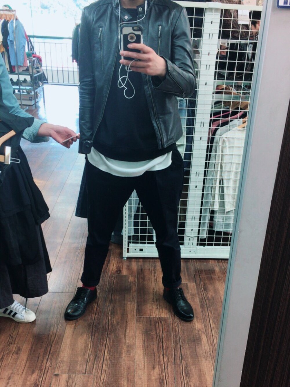 「bexistのアイテム（ライダースジャケット、ブラック系）」を使った、そのへんの17歳さん（メンズ・178cm）の春コーディネートの1枚目の写真
